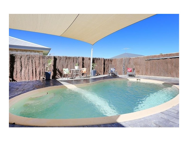 12 Dichondra Pass, Halls Head WA 6210