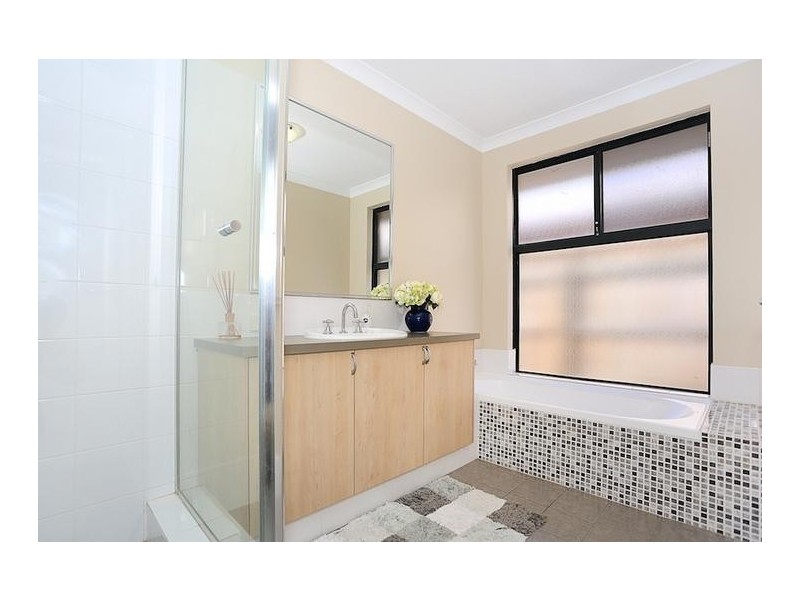 12 Dichondra Pass, Halls Head WA 6210