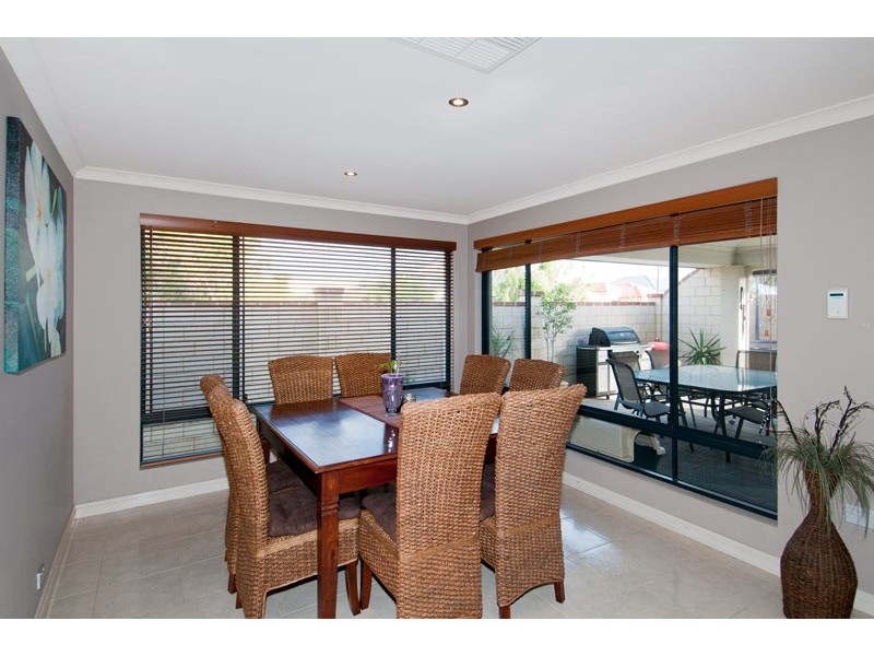 9 Beachport Way, Wannanup WA 6210