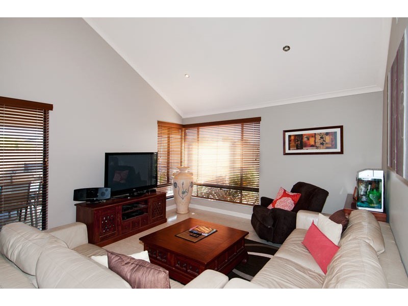 9 Beachport Way, Wannanup WA 6210