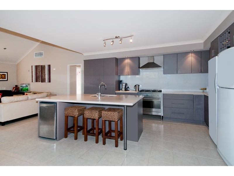 9 Beachport Way, Wannanup WA 6210