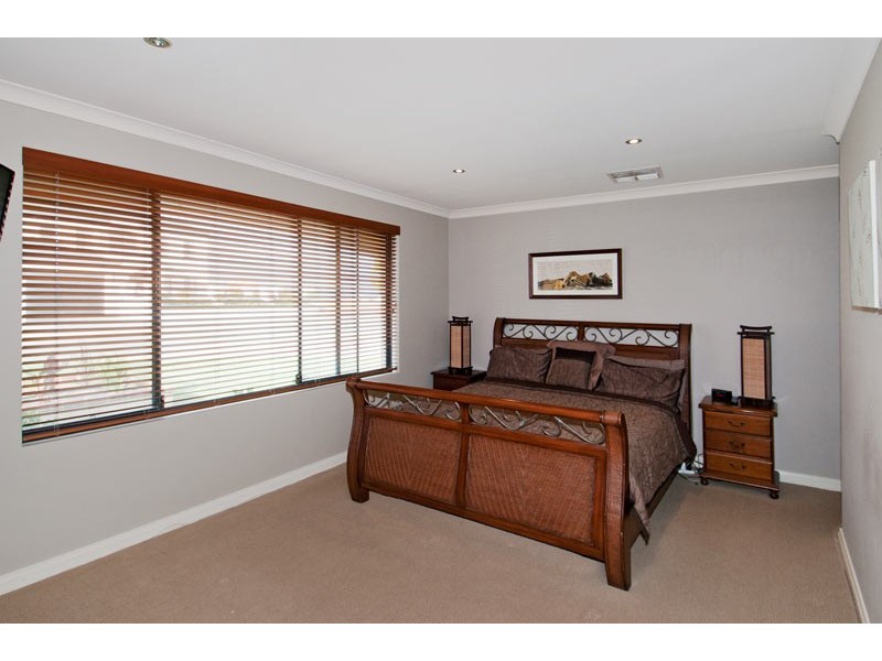 9 Beachport Way, Wannanup WA 6210