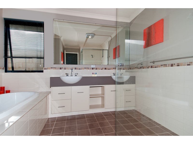 9 Beachport Way, Wannanup WA 6210