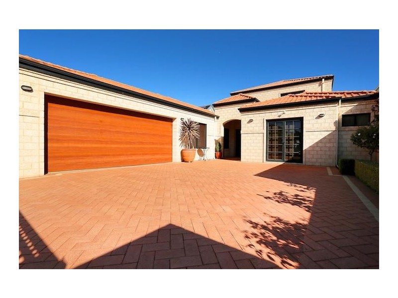4 Santavea Mews, Halls Head WA 6210