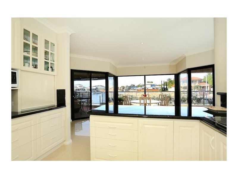 4 Santavea Mews, Halls Head WA 6210