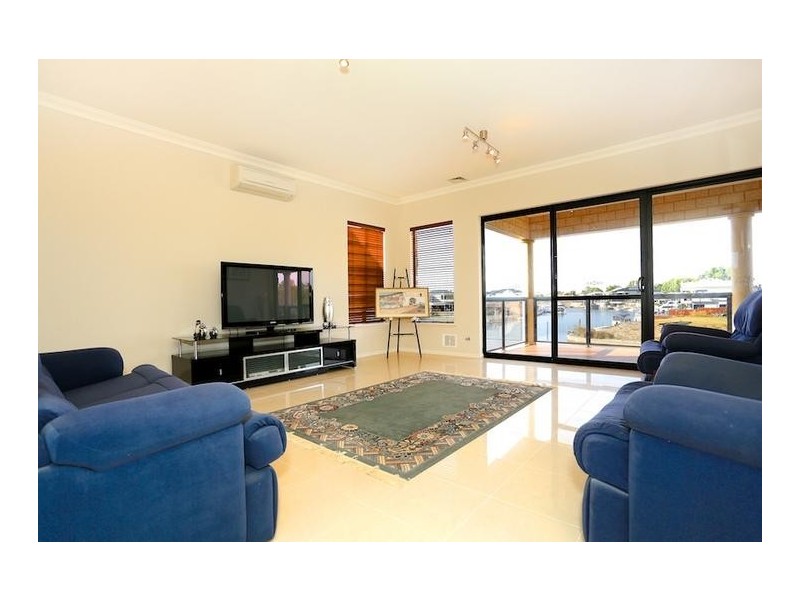 4 Santavea Mews, Halls Head WA 6210