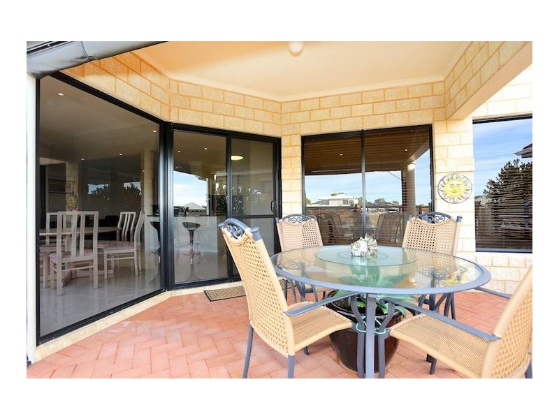 4 Santavea Mews, Halls Head WA 6210