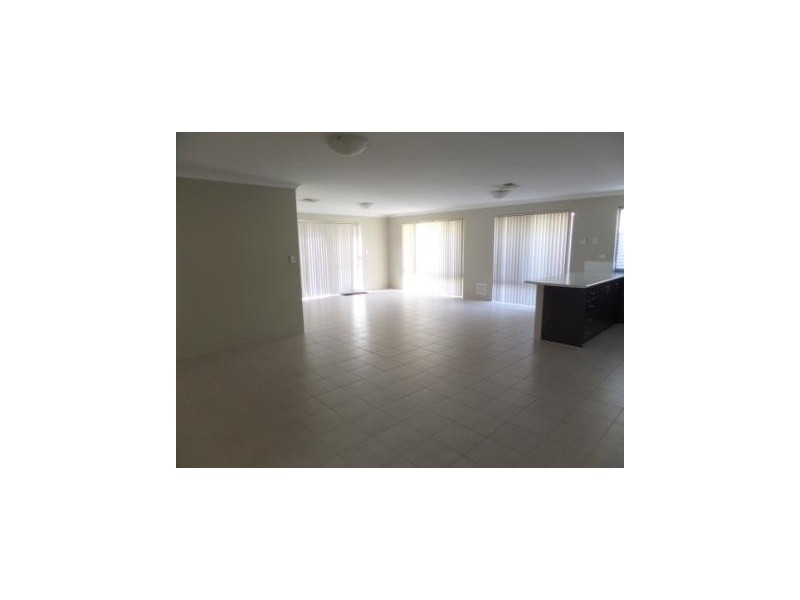 8 Banksiadale Gate, Lakelands WA 6180