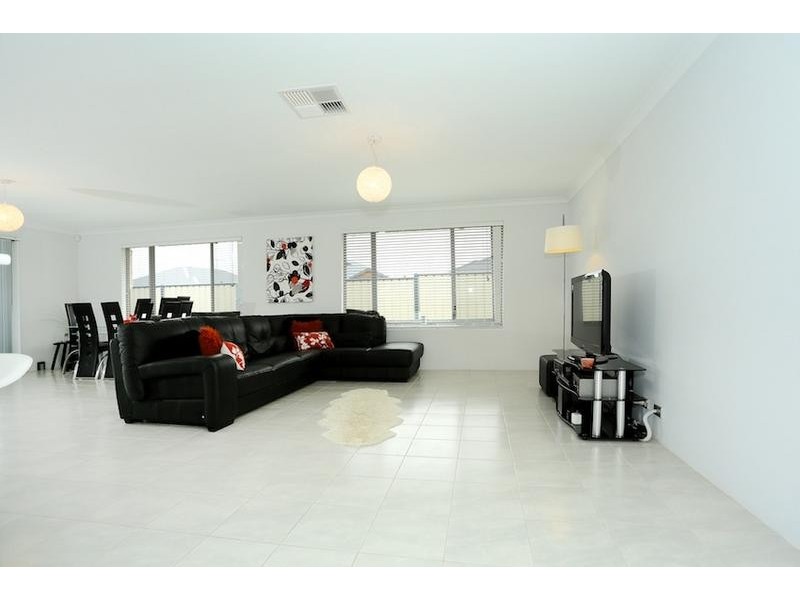 2 Longmeadow Vista, Meadow Springs WA 6210