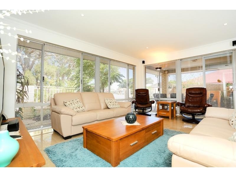 82 Chatsworth Drive, Erskine WA 6210