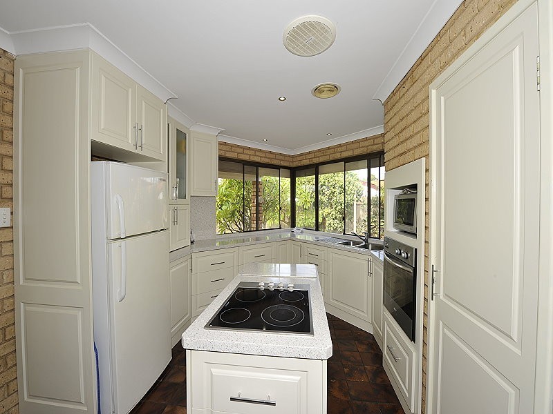 11 Barwell Street, Silver Sands WA 6210