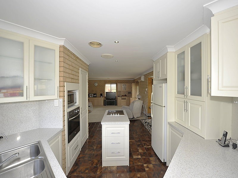 11 Barwell Street, Silver Sands WA 6210