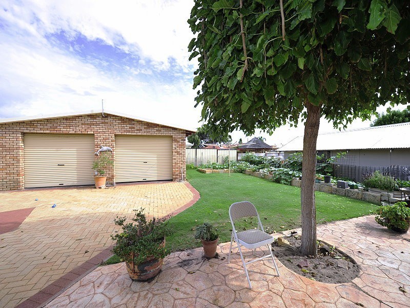 11 Barwell Street, Silver Sands WA 6210