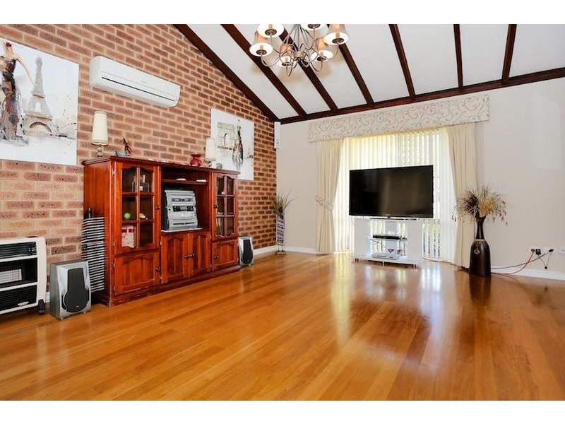 11 Gleneagles Place, Halls Head WA 6210