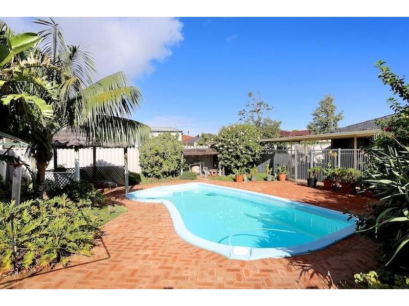 11 Gleneagles Place, Halls Head WA 6210