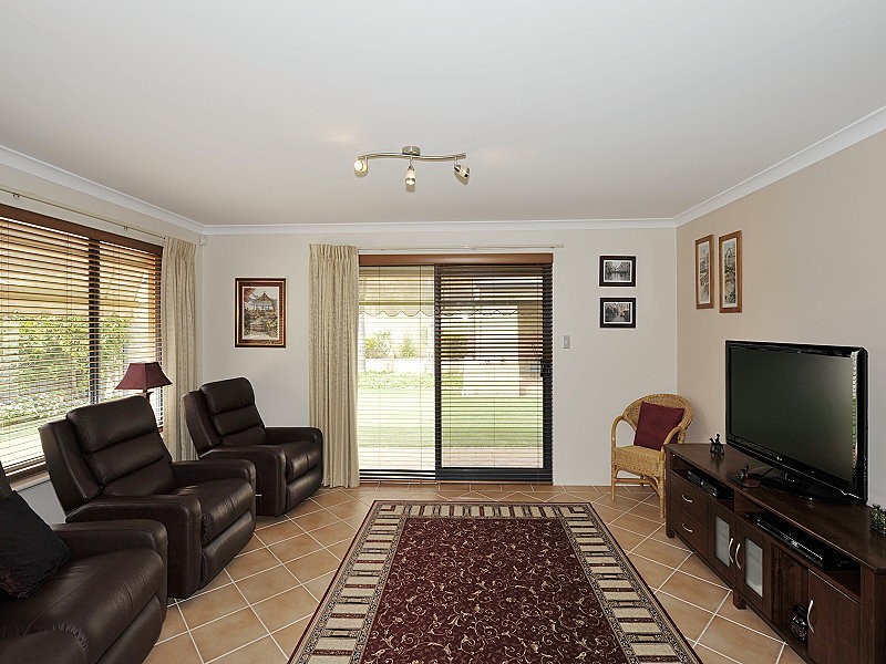 33 Seaforth Drive, Halls Head WA 6210