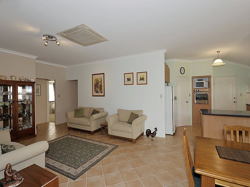 33 Seaforth Drive, Halls Head WA 6210