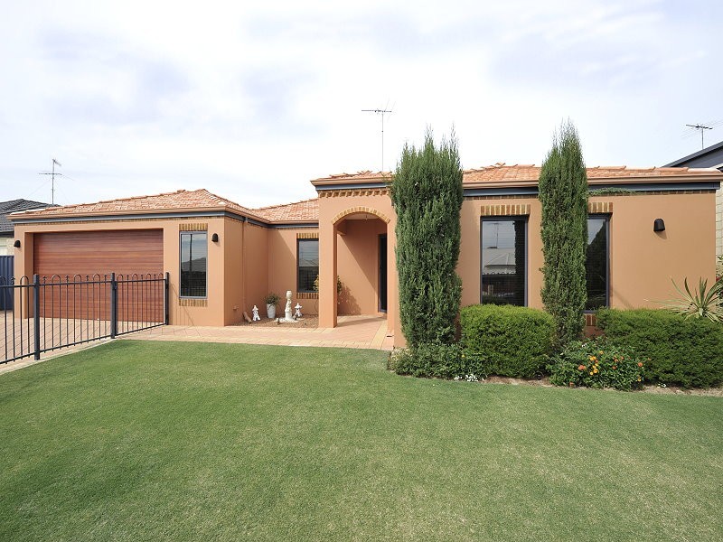 33 Seaforth Drive, Halls Head WA 6210