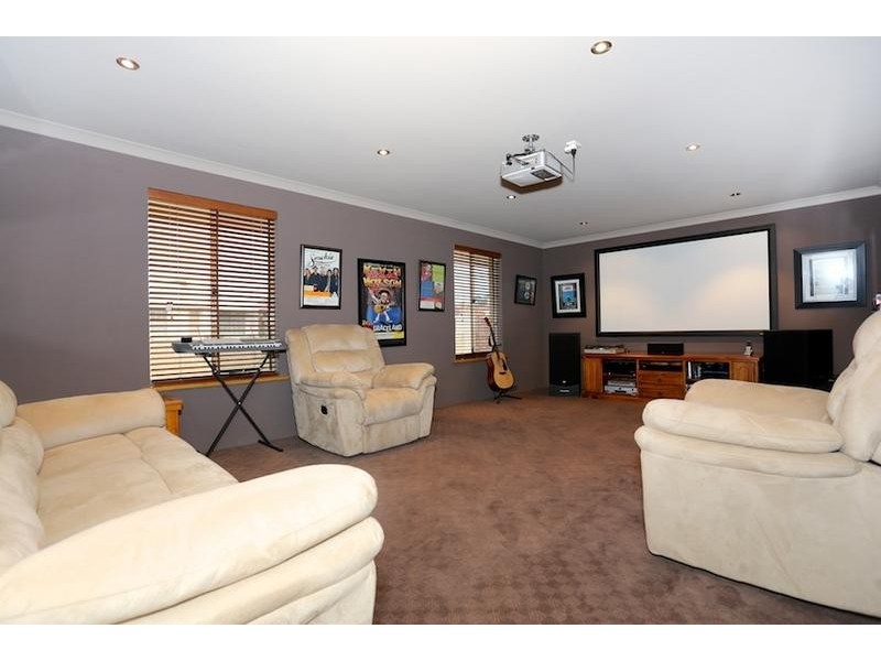 5 Templetonia Prom, Halls Head WA 6210