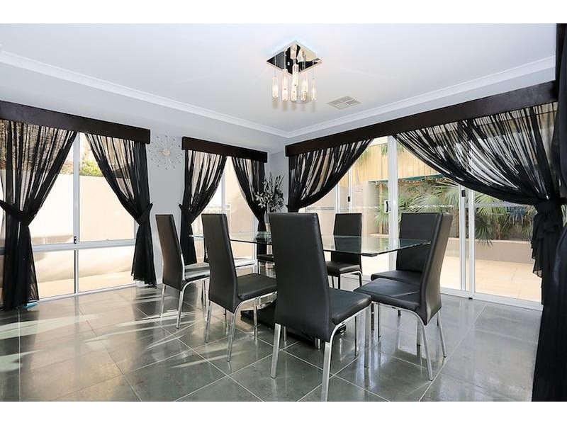 4 Banyon Close, Halls Head WA 6210