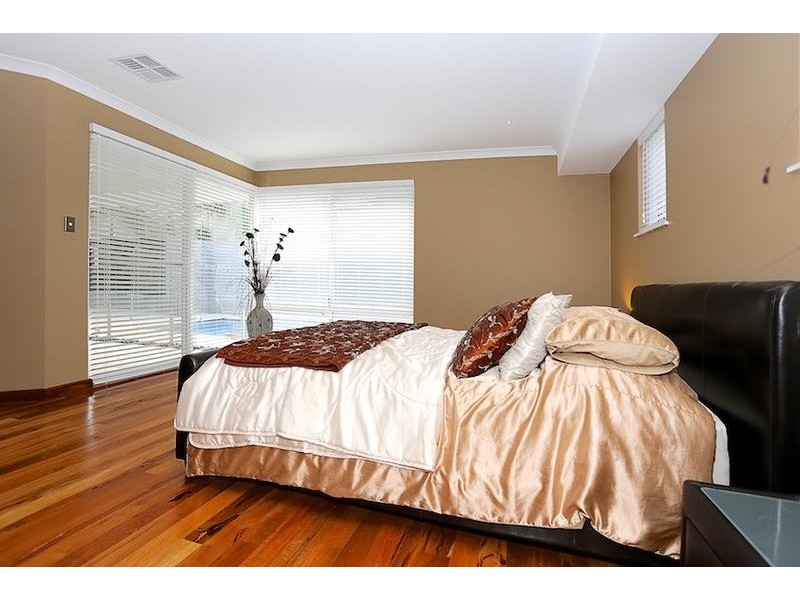 4 Banyon Close, Halls Head WA 6210