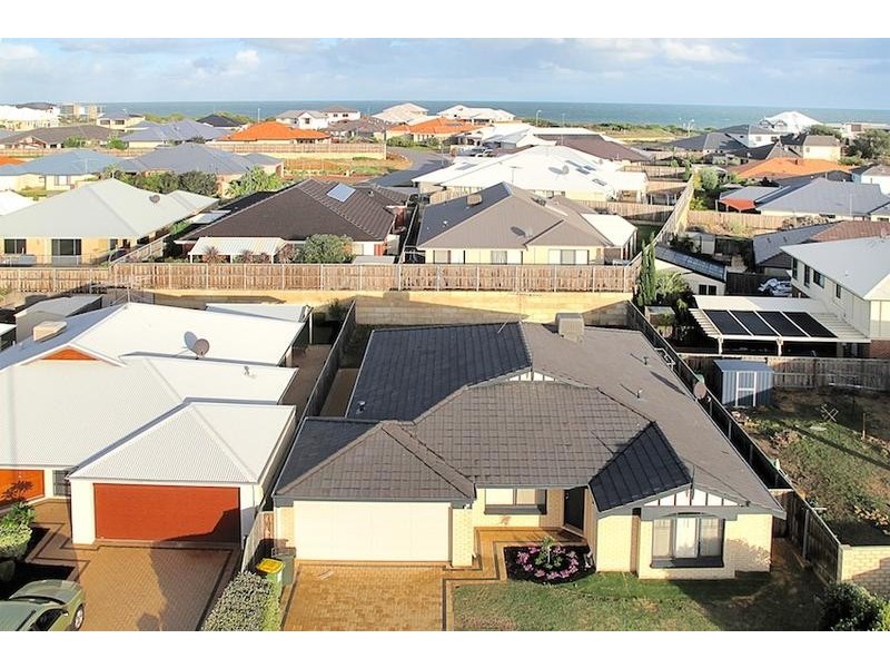 4 Quandong Parkway, Halls Head WA 6210