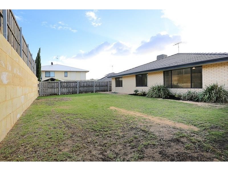 4 Quandong Parkway, Halls Head WA 6210