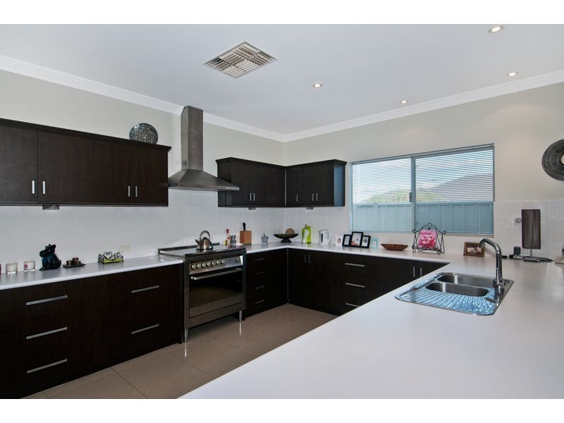 11 Chalice Rise, Lakelands WA 6180