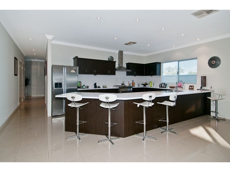 11 Chalice Rise, Lakelands WA 6180