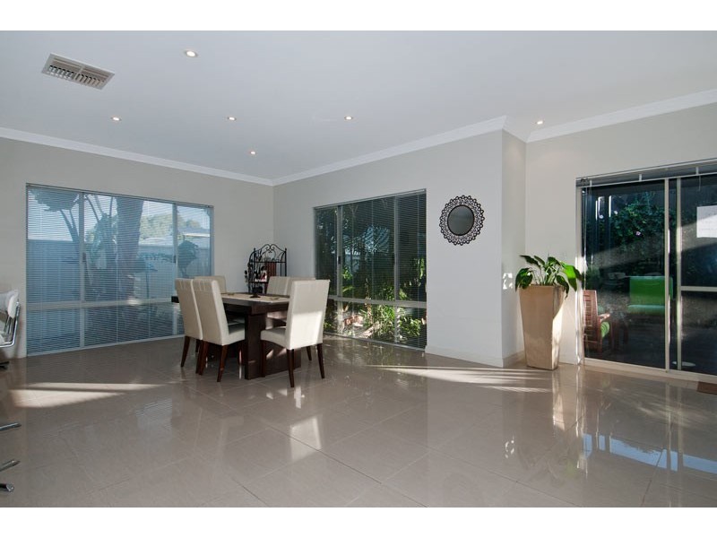 11 Chalice Rise, Lakelands WA 6180