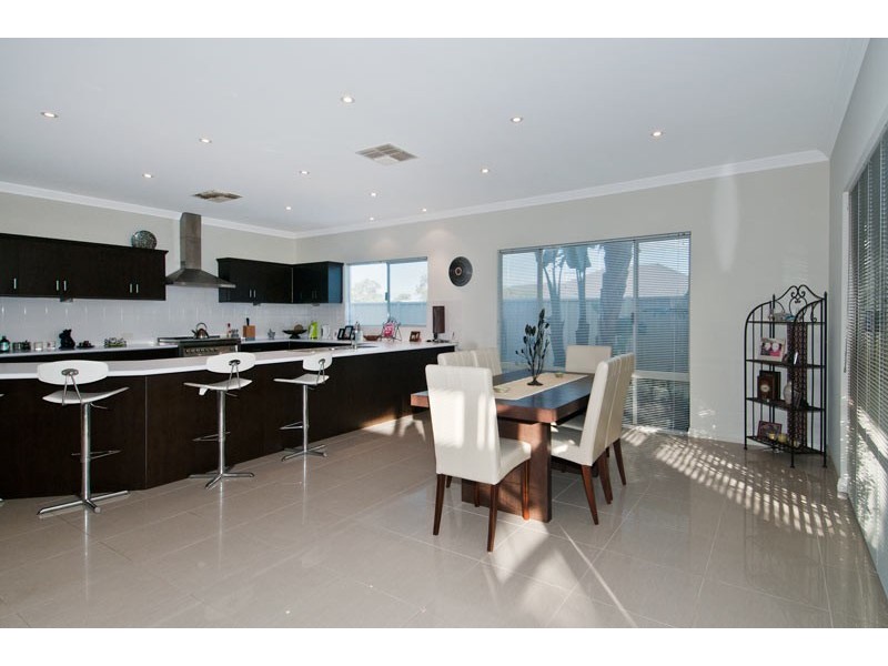 11 Chalice Rise, Lakelands WA 6180