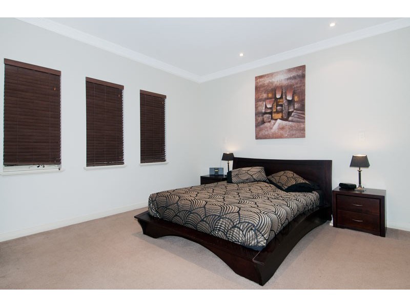 11 Chalice Rise, Lakelands WA 6180