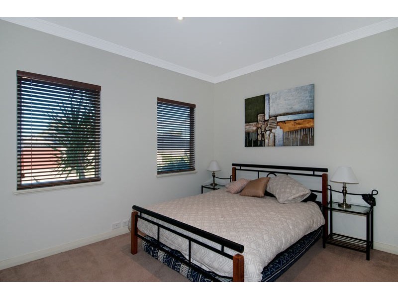 11 Chalice Rise, Lakelands WA 6180