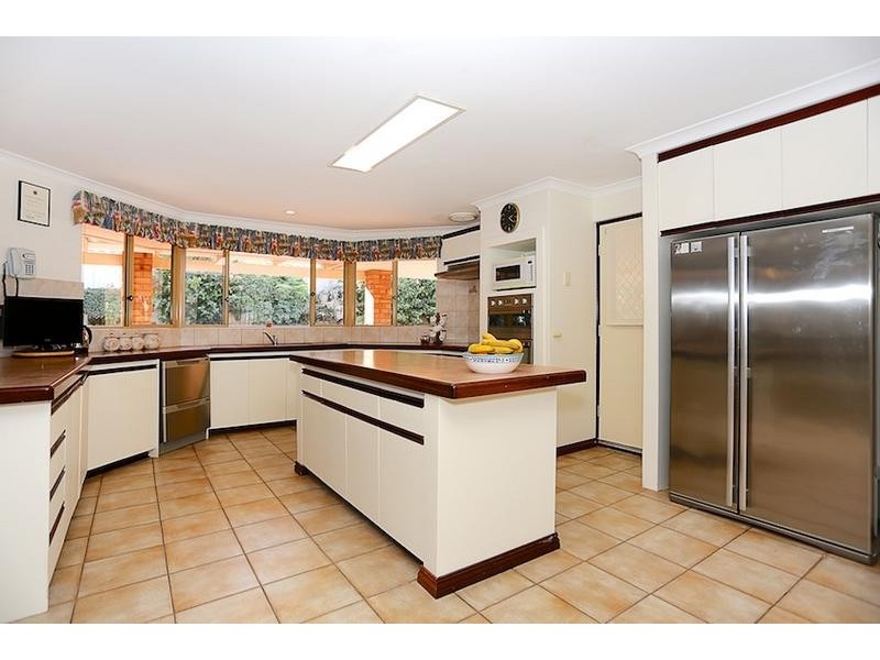 71 Oaklands Ave, Halls Head WA 6210