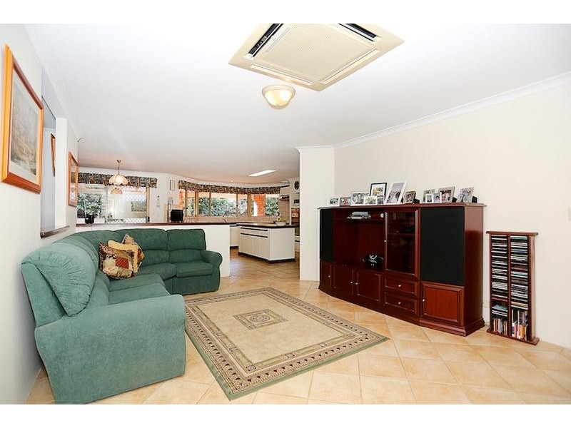 71 Oaklands Ave, Halls Head WA 6210