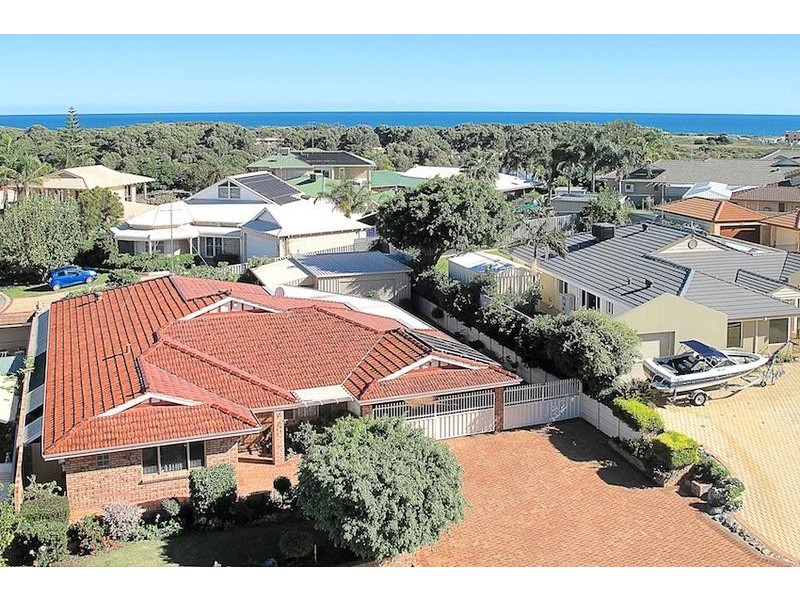 71 Oaklands Ave, Halls Head WA 6210