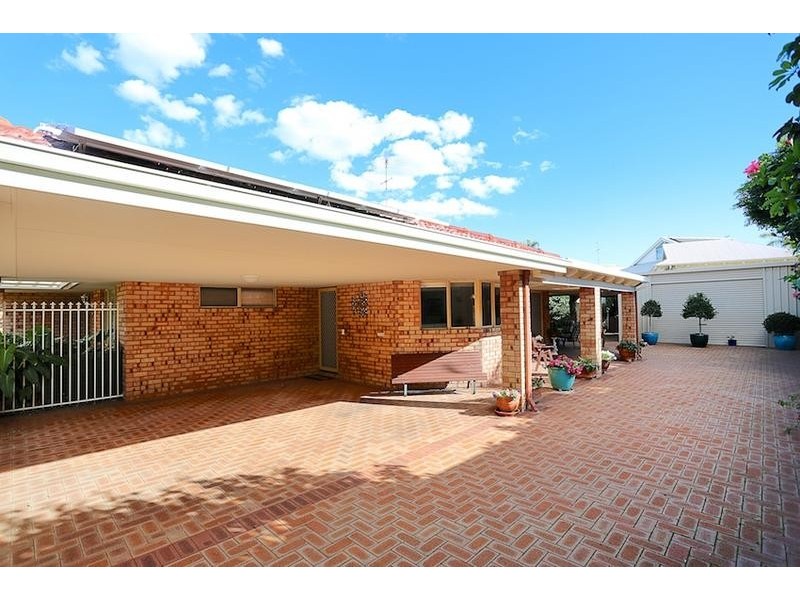 71 Oaklands Ave, Halls Head WA 6210