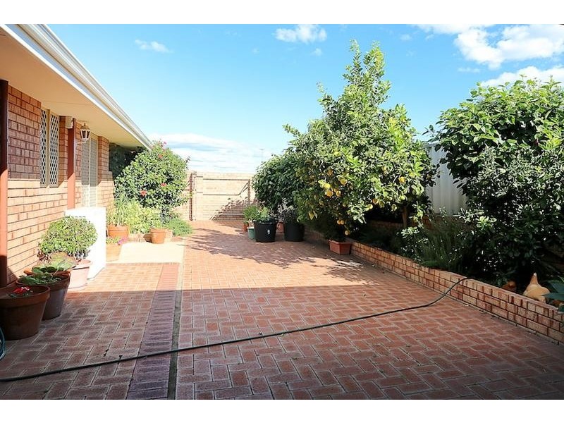 71 Oaklands Ave, Halls Head WA 6210