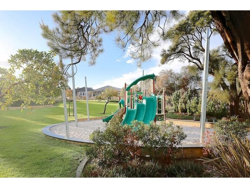 25 Karri Karri Pass, Lakelands WA 6180