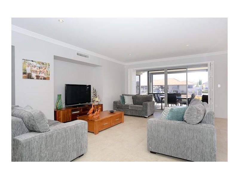 38 Leisure Way, Halls Head WA 6210