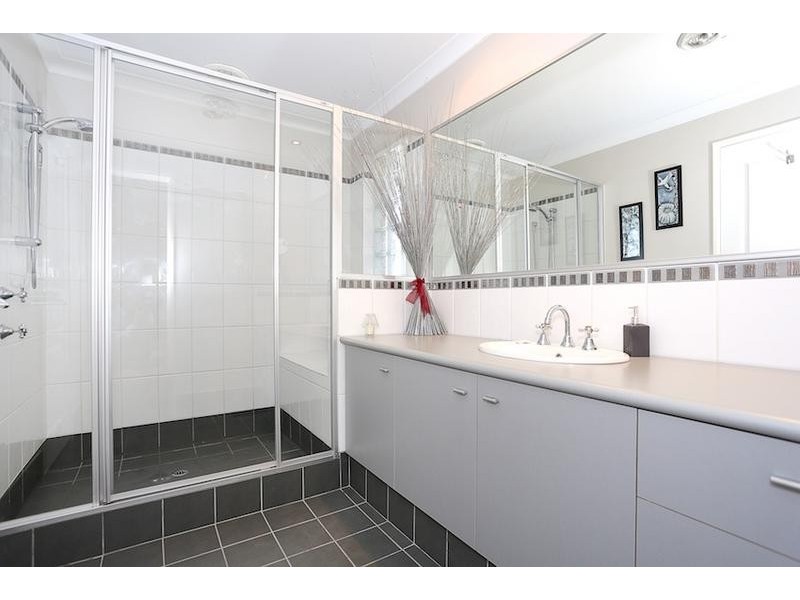 2 Riceflower Blvd, Halls Head WA 6210