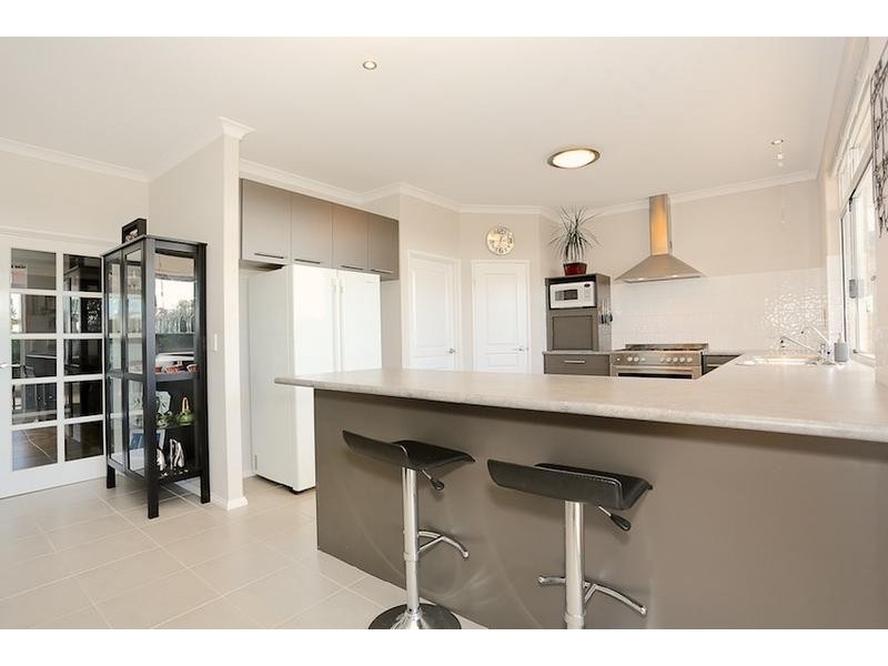 2 Riceflower Blvd, Halls Head WA 6210