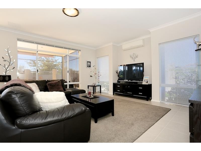 2 Riceflower Blvd, Halls Head WA 6210