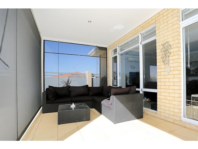 2 Riceflower Blvd, Halls Head WA 6210