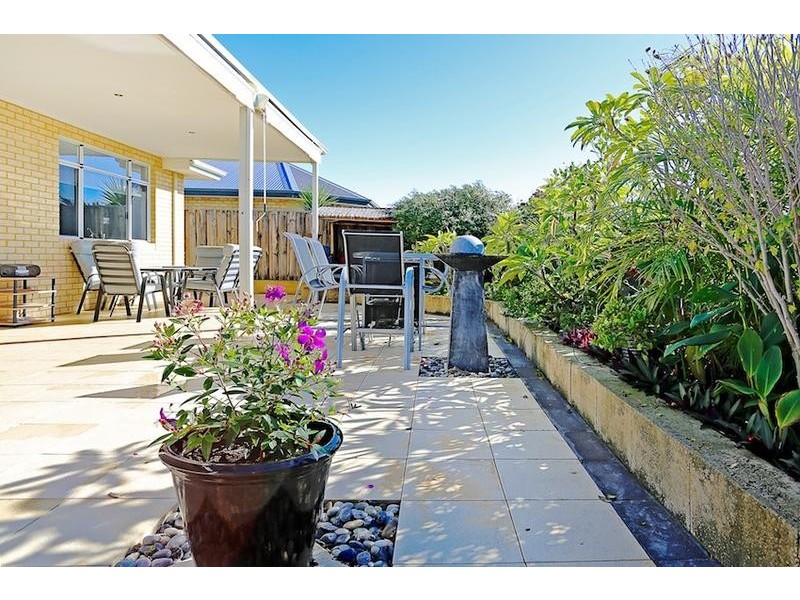 2 Riceflower Blvd, Halls Head WA 6210