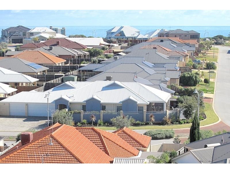 2 Riceflower Blvd, Halls Head WA 6210