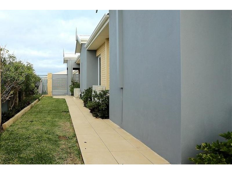 2 Riceflower Blvd, Halls Head WA 6210