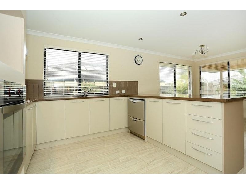 29 Bookleaf Loop, Halls Head WA 6210