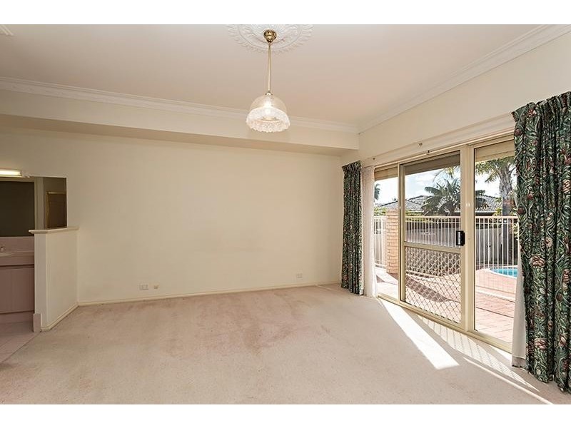 6 St Andrews Court, Halls Head WA 6210