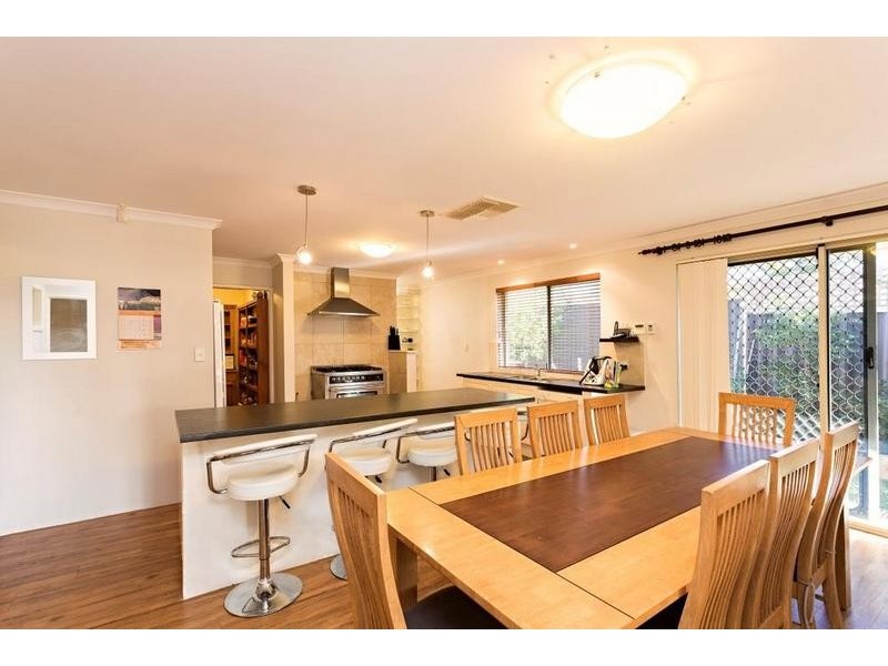 2 Silkwood Close, Halls Head WA 6210